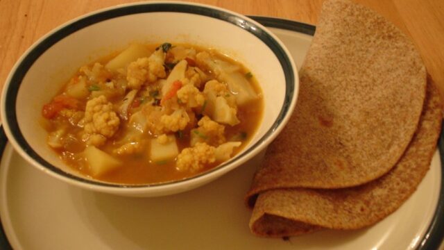 Blumenkohl-Curry mit Kichererbsen in einer Schüssel – diabetesfreundliches Rezept mit niedrigem glykämischen Index