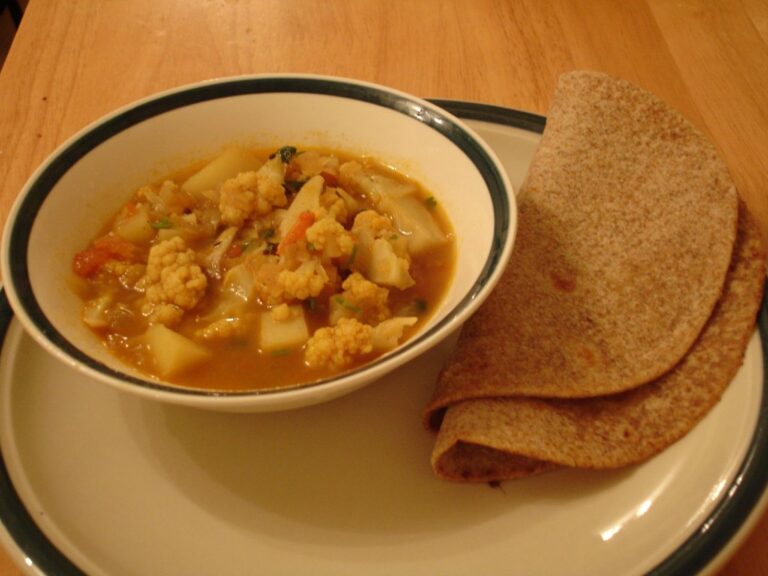 Blumenkohl-Curry mit Kichererbsen in einer Schüssel – diabetesfreundliches Rezept mit niedrigem glykämischen Index