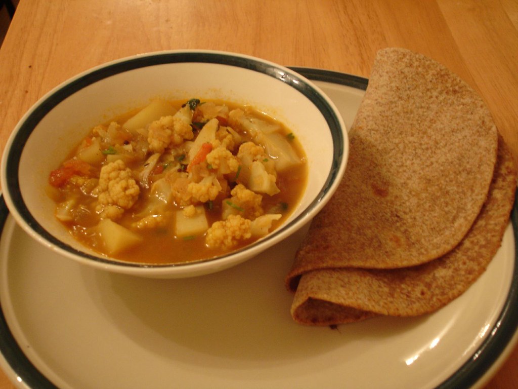 Blumenkohl-Curry mit Kichererbsen in einer Schüssel – diabetesfreundliches Rezept mit niedrigem glykämischen Index