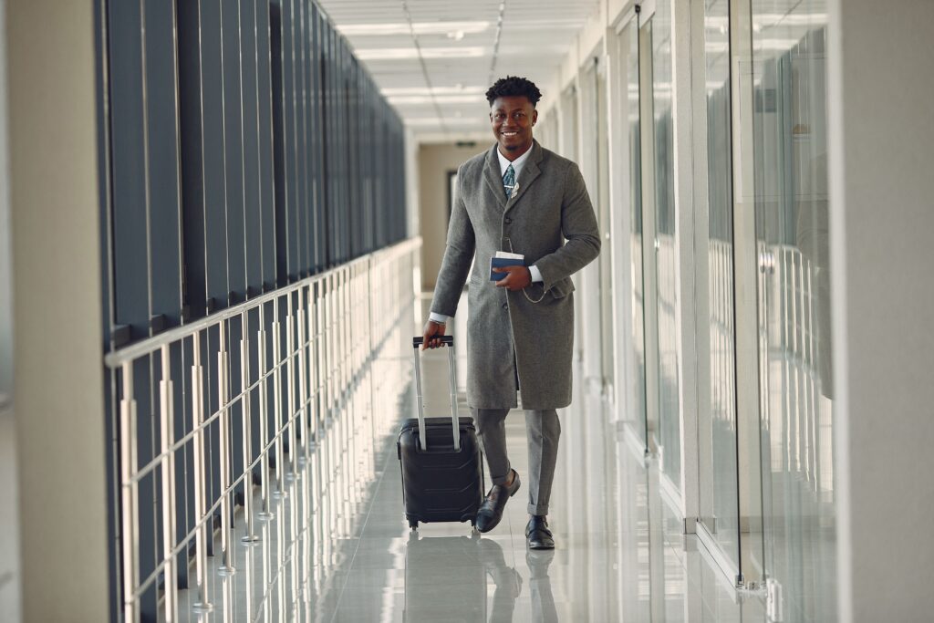 Mann mit Koffer am Flughafen – Reisen mit Diabetes