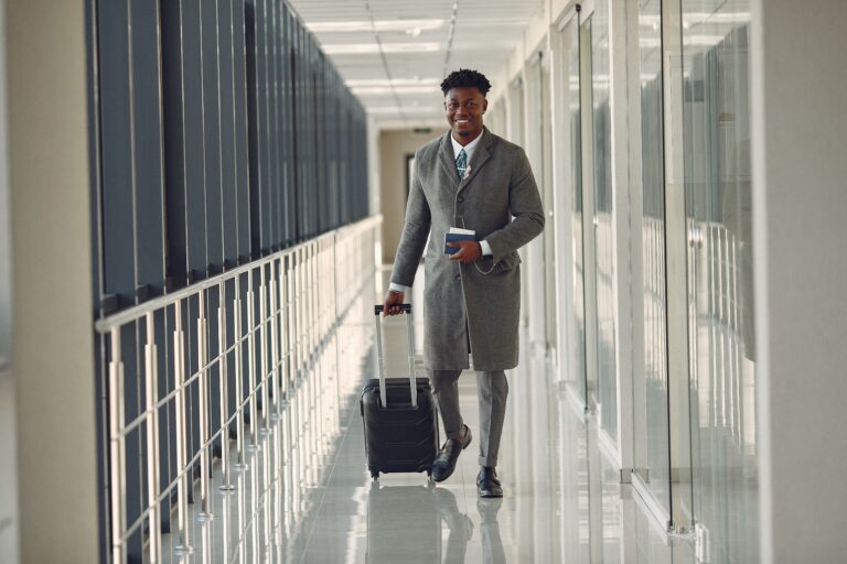 Mann mit Koffer am Flughafen – Reisen mit Diabetes
