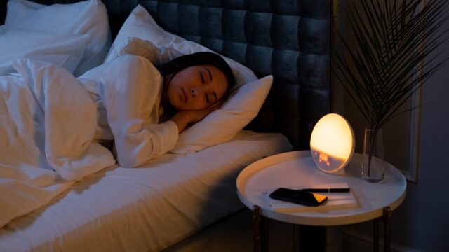 Frau schläft friedlich im Bett – Diabetes und Schlaf