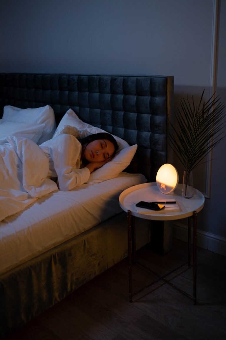 Frau schläft friedlich im Bett – Diabetes und Schlaf