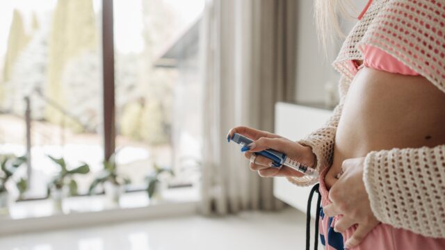 Frau mit Insulin-Pen für Insulintherapie