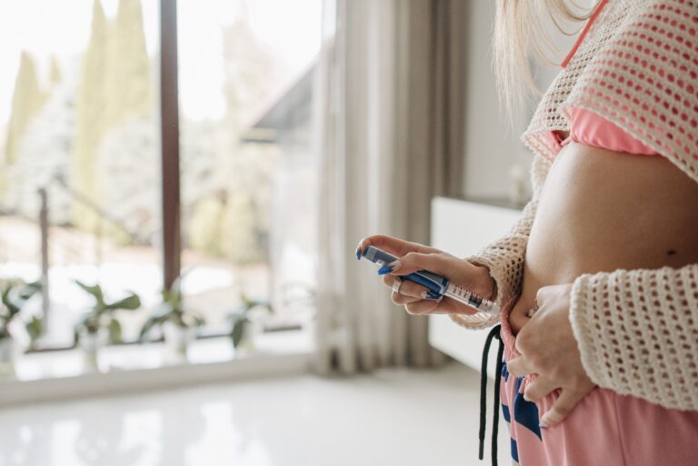 Frau mit Insulin-Pen für Insulintherapie