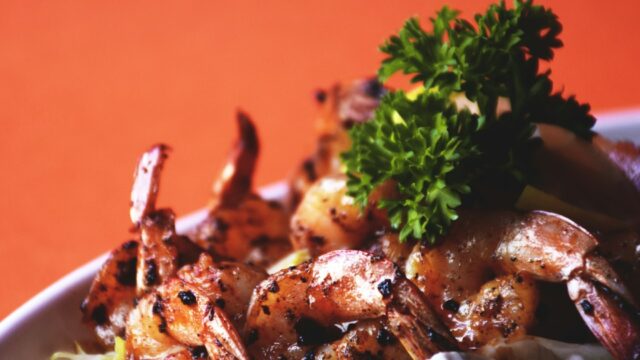 Mediterrane Garnelen-Paprika-Pfanne mit Knoblauch und Tomaten: Schnelles Low-Carb-Rezept für Diabetiker