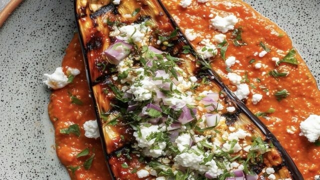 Gegrillte Auberginen mit würziger Tomaten-Feta-Sauce – Rezept für Diabetiker