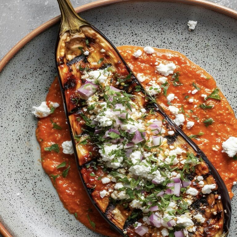Gegrillte Auberginen mit würziger Tomaten-Feta-Sauce – Rezept für Diabetiker