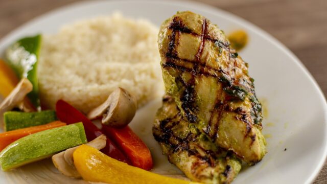 Gegrillte Hähnchenbrust mit buntem Sommergemüse: Proteinreiches Low-Carb-Rezept für Diabetiker