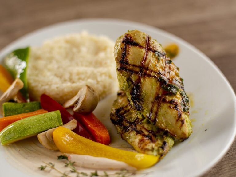 Gegrillte Hähnchenbrust mit buntem Sommergemüse: Proteinreiches Low-Carb-Rezept für Diabetiker