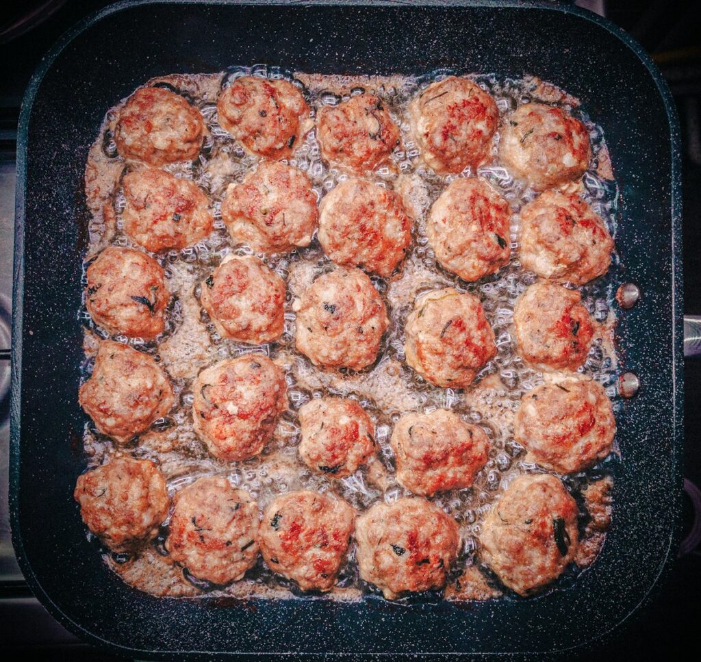 Deftiger Hackbällchen-Auflauf im Speckmantel – Low-Carb Rezept für Diabetiker