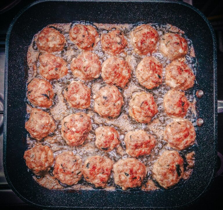 Deftiger Hackbällchen-Auflauf im Speckmantel – Low-Carb Rezept für Diabetiker