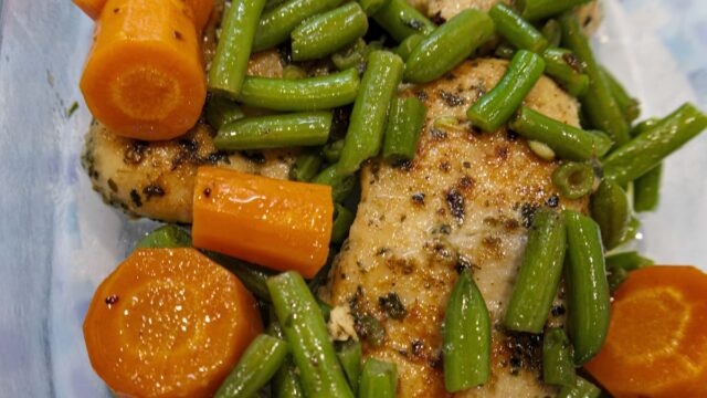 Hähnchenbrust mit grünen Bohnen und Karotten in Senf-Kräuter-Sauce: Proteinreiches Rezept für Diabetiker