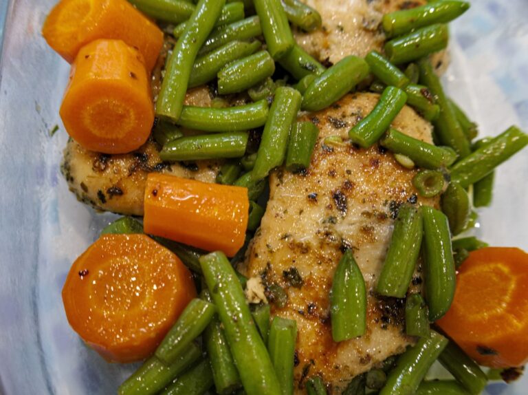 Hähnchenbrust mit grünen Bohnen und Karotten in Senf-Kräuter-Sauce: Proteinreiches Rezept für Diabetiker