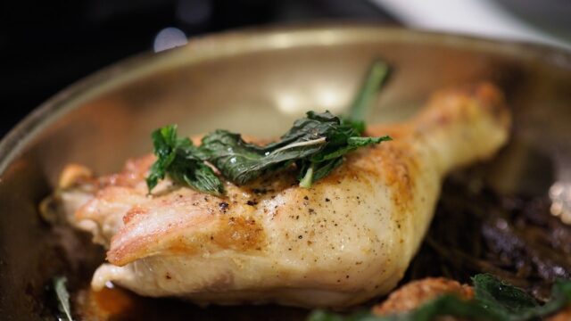 Knusprige Hähnchenschenkel für Diabetiker – Pfannen-Rezept mit Kräuterjoghurt