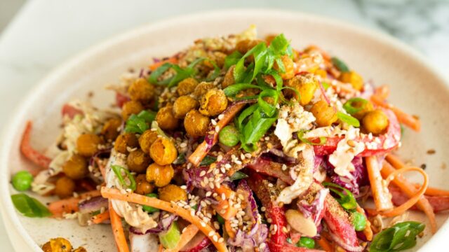 Bunter Kichererbsen-Bowl mit Karotte, Paprika und Tahini-Dressing: Sättigende Mittagsmahlzeit für Diabetiker