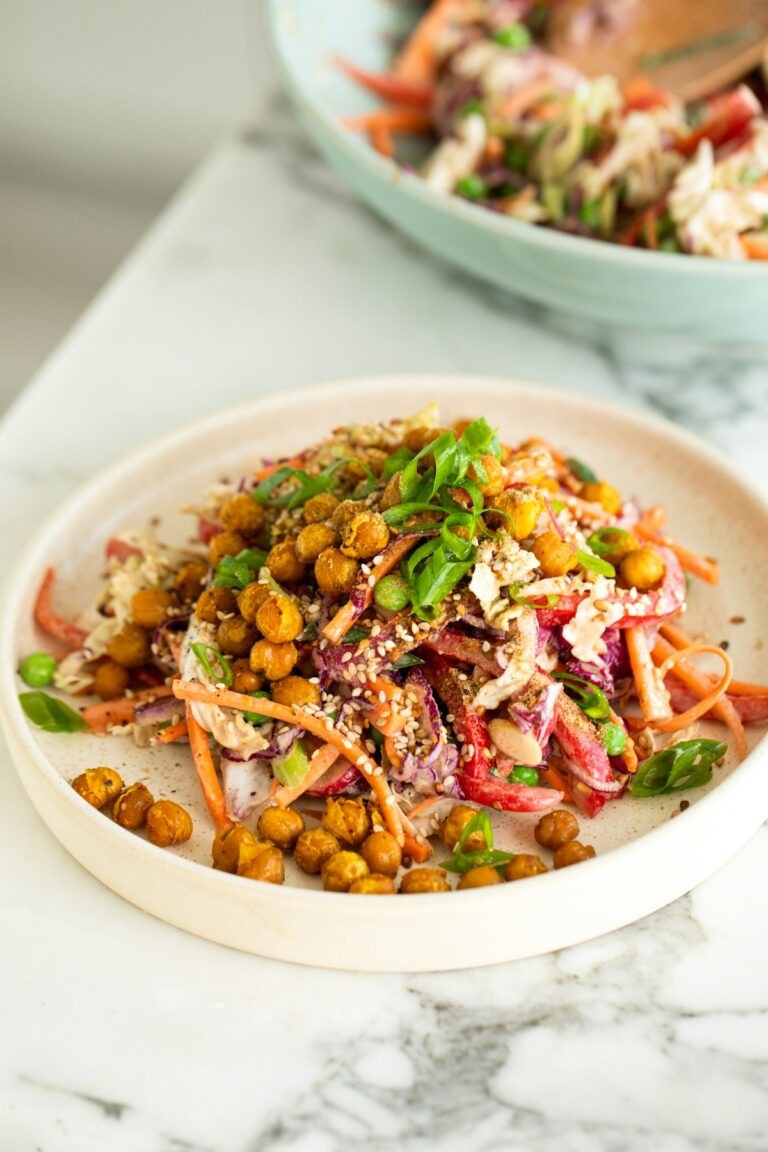 Bunter Kichererbsen-Bowl mit Karotte, Paprika und Tahini-Dressing: Sättigende Mittagsmahlzeit für Diabetiker