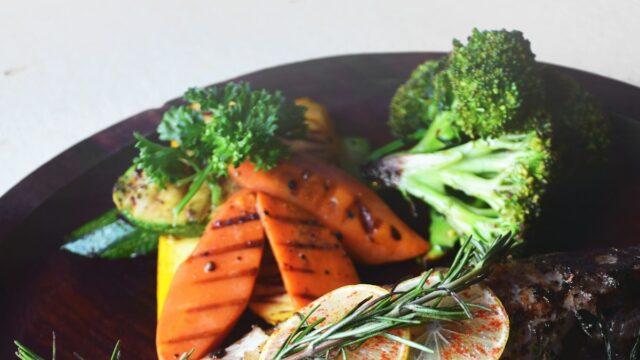 Kräuter-Lachs aus dem Ofen mit grünen Bohnen und Kirschtomaten – Diabetiker-Tagesrezept