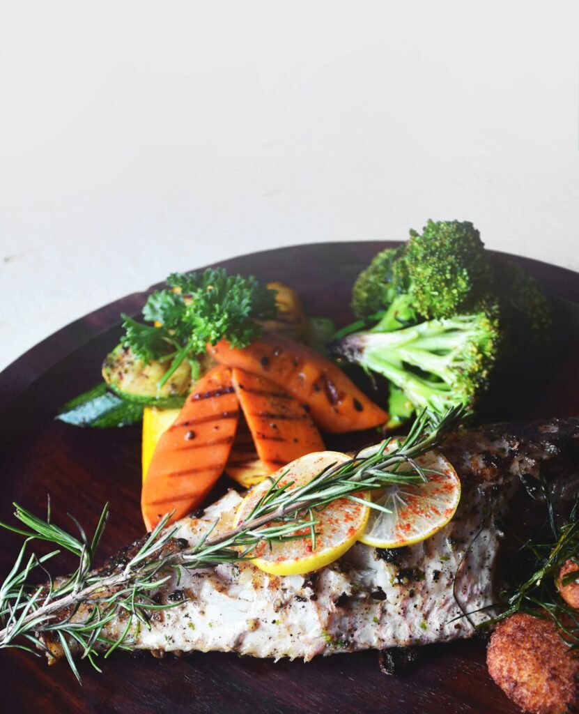 Kräuter-Lachs aus dem Ofen mit grünen Bohnen und Kirschtomaten – Diabetiker-Tagesrezept