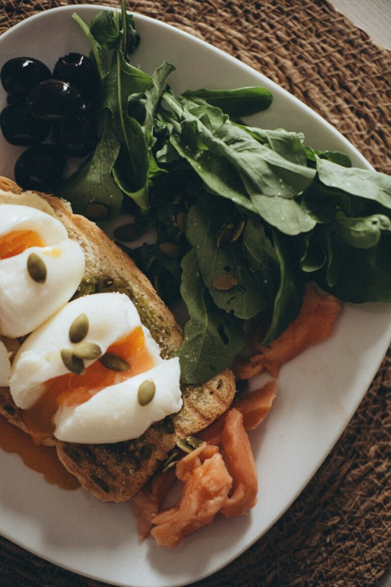 Gegrillter Lachs auf Rucolasalat mit Parmesan-Vinaigrette: Leichtes Low-Carb-Rezept für Diabetiker