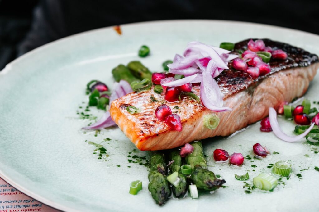 Lachsfilet mit karamellisierten Zwiebeln und grünem Spargel – Rezept für Diabetiker