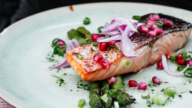 Lachsfilet mit karamellisierten Zwiebeln und grünem Spargel – Rezept für Diabetiker