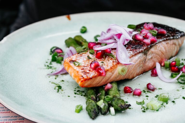 Lachsfilet mit karamellisierten Zwiebeln und grünem Spargel – Rezept für Diabetiker