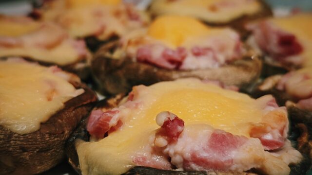 Überbackene Portobello-Pilze mit Spinat und Ziegenkäse: Vegetarisches Low-Carb-Rezept für Diabetiker