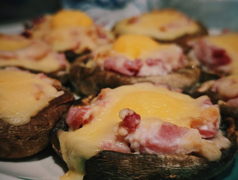 Überbackene Portobello-Pilze mit Spinat und Ziegenkäse: Vegetarisches Low-Carb-Rezept für Diabetiker