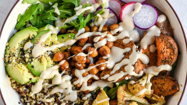 Quinoa-Buddha-Bowl mit Avocado, Kichererbsen und geröstetem Blumenkohl: Diabetiker-Tagesrezept