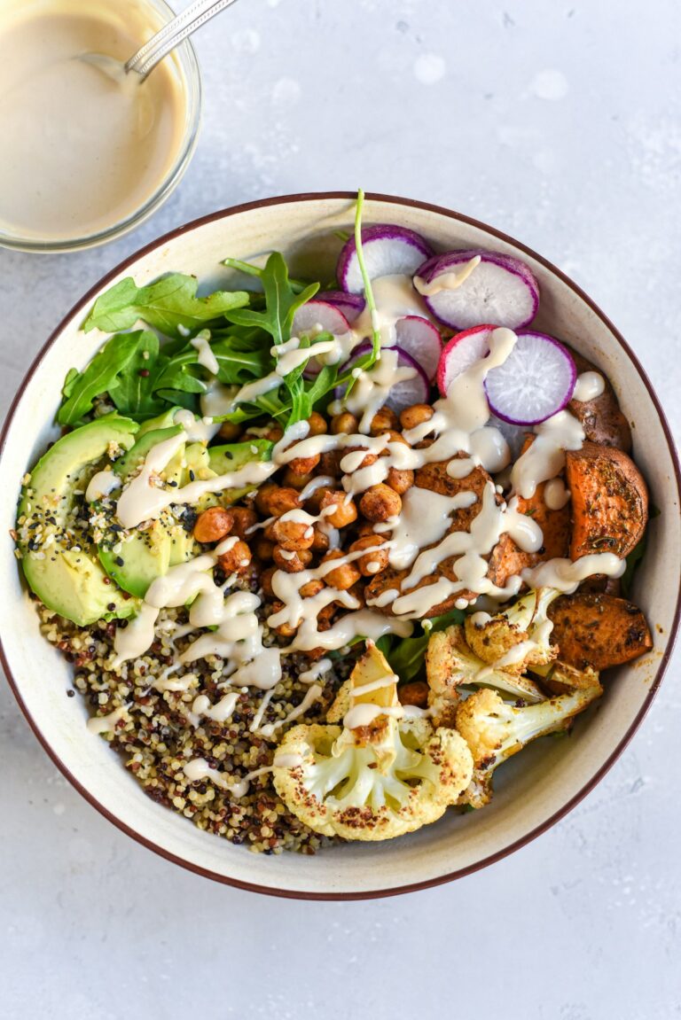 Quinoa-Buddha-Bowl mit Avocado, Kichererbsen und geröstetem Blumenkohl: Diabetiker-Tagesrezept