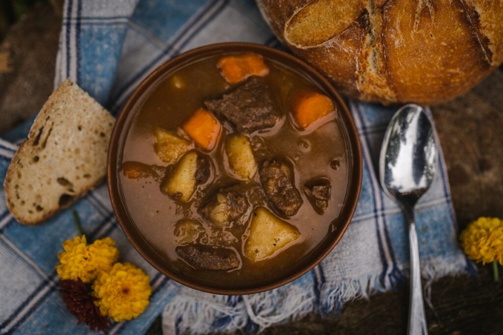 Rindergulasch mit Knollensellerie und Steinpilzen – Herbstrezept für Diabetiker