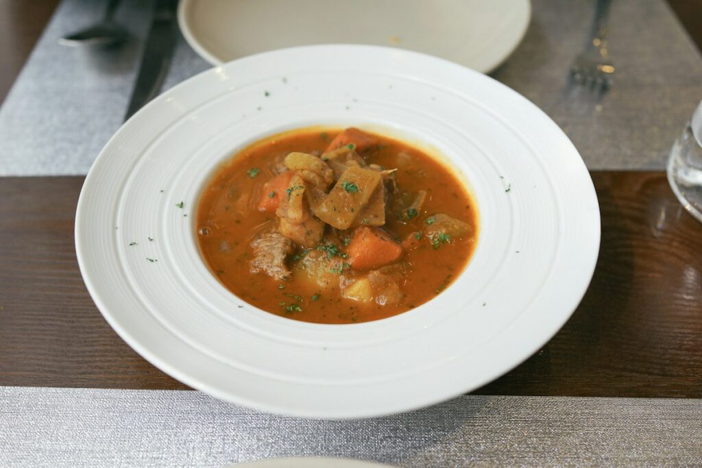 Rindfleisch-Paprika-Gulasch mit Blumenkohl-Reis – Rezept für Diabetiker