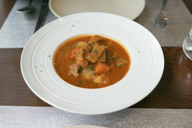Rindfleisch-Paprika-Gulasch mit Blumenkohl-Reis – Rezept für Diabetiker
