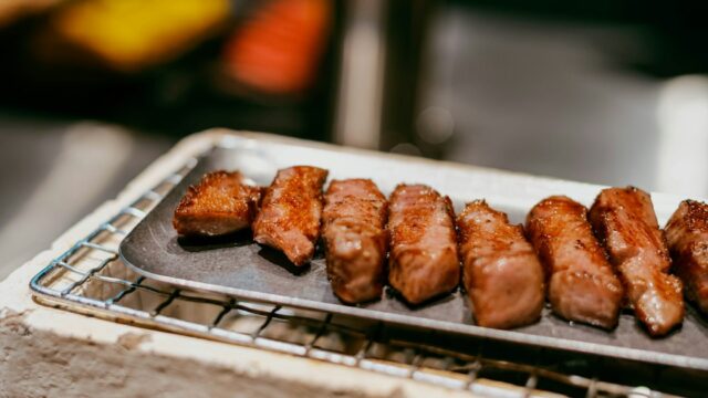 Rindfleisch-Paprika-Spieße vom Grill mit Joghurt-Minz-Dip: Low-Carb-Grillrezept für Diabetiker