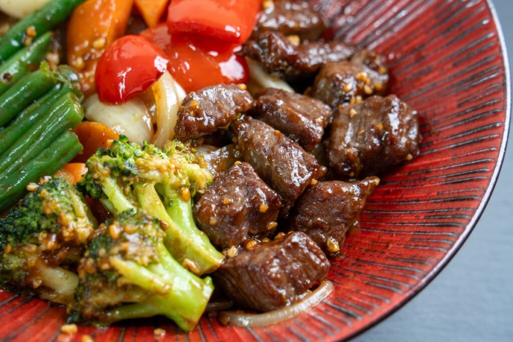Rindfleisch-Wok mit Brokkoli, grünen Bohnen und Ingwer-Soja-Sauce – Rezept für Diabetiker