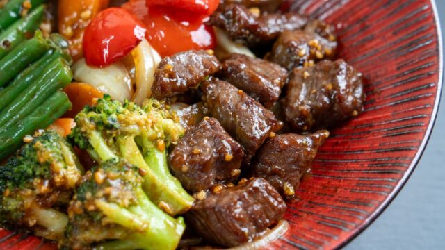 Rindfleisch-Wok mit Brokkoli, grünen Bohnen und Ingwer-Soja-Sauce – Rezept für Diabetiker