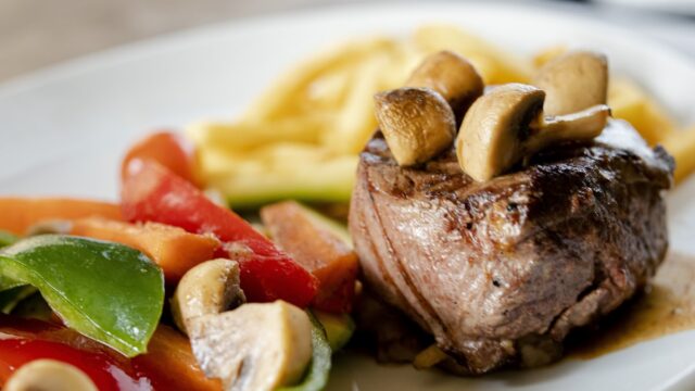 Schweinefilet-Medaillons mit Champignons und Paprika-Gemüse – Rezept für Diabetiker