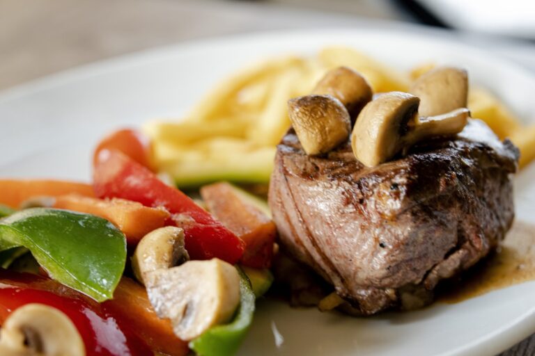 Schweinefilet-Medaillons mit Champignons und Paprika-Gemüse – Rezept für Diabetiker