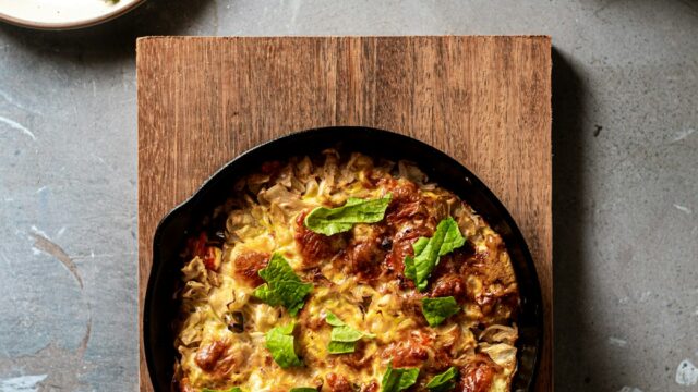 Spinat-Ei-Auflauf mit Schafskäse und Kirschtomaten: Proteinreiches Low-Carb-Rezept für Diabetiker