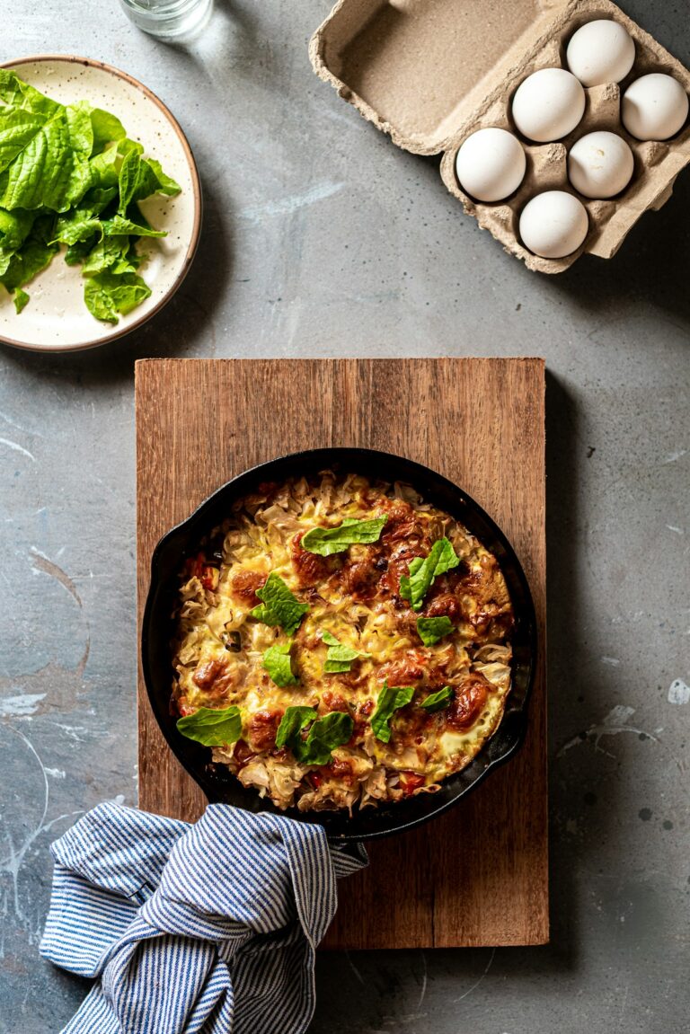Spinat-Ei-Auflauf mit Schafskäse und Kirschtomaten: Proteinreiches Low-Carb-Rezept für Diabetiker