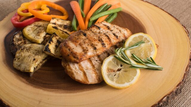 Zitronen-Hähnchen mit Karotten und Zucchini aus dem Ofen: Einfaches Low-Carb-Rezept für Diabetiker