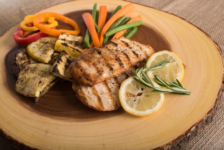 Zitronen-Hähnchen mit Karotten und Zucchini aus dem Ofen: Einfaches Low-Carb-Rezept für Diabetiker
